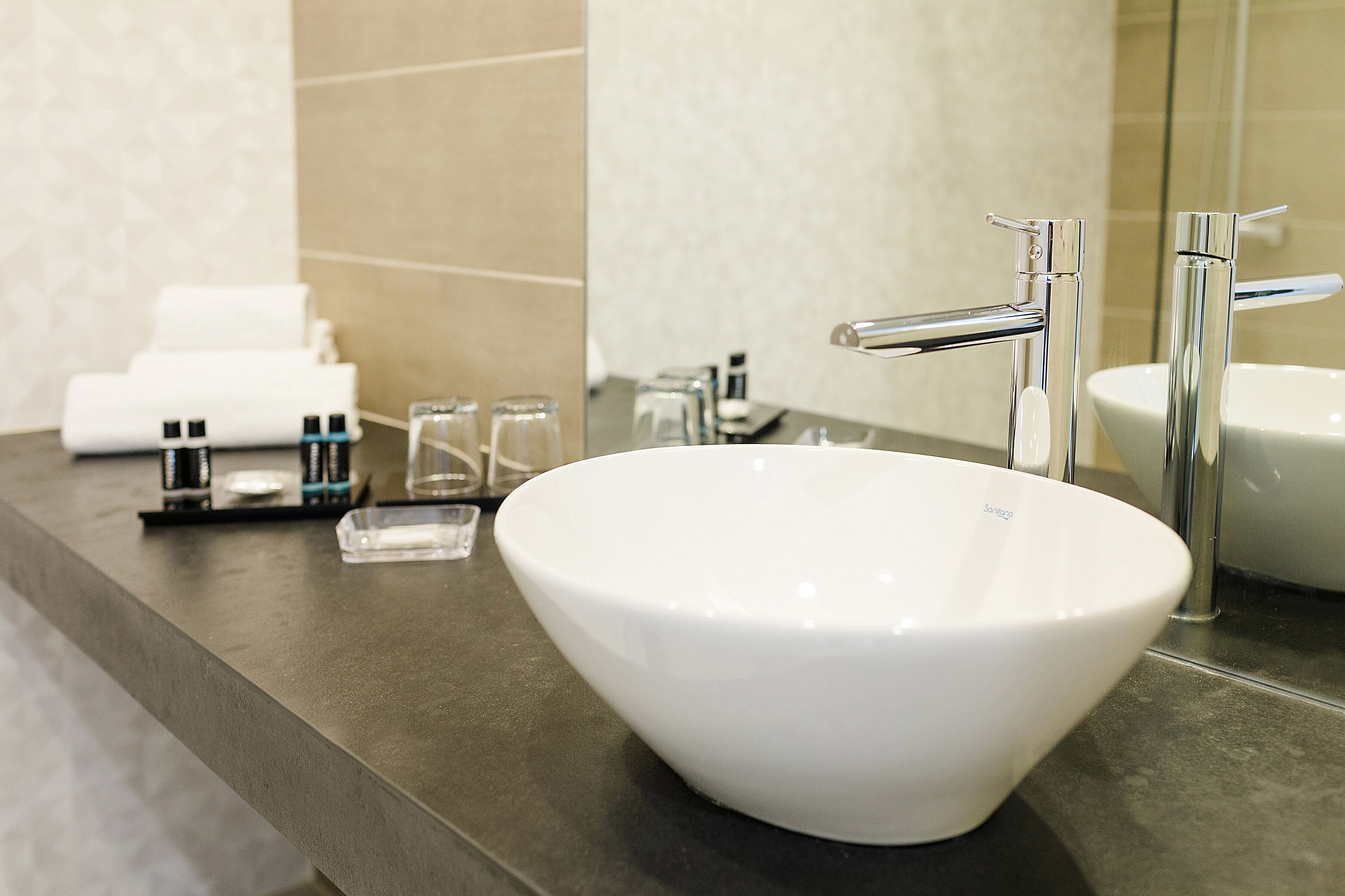 combined shower/bathtub, free toiletries, hair dryer, towels