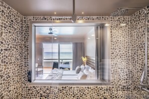 Familiekamer, balkon, uitzicht op zee | Badkamer | Een bad/douchecombinatie, gratis toiletartikelen, een haardroger