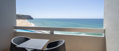 Un balcón con vista a la playa y al océano.