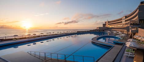 Una piscina al aire libre de temporada