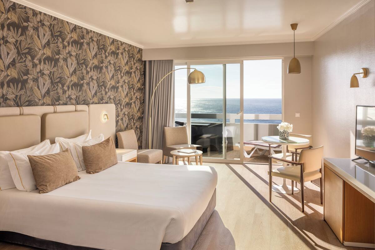 Superior kamer, 1 twee- of 2 eenpersoonsbedden, balkon, uitzicht op zee | Een minibar, een kluis op de kamer, verduisterende gordijnen