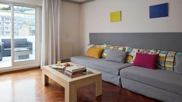 Apartamento, 2 habitaciones, vistas al mar | Caja fuerte, escritorio, cunas gratuitas y wifi gratis