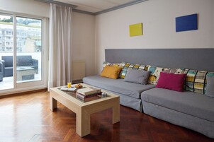 Apartamento, 2 habitaciones, vistas al mar | Caja fuerte, escritorio, cunas gratuitas y wifi gratis