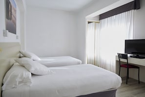 Twin Room, Terrace | In-room safe, desk, free cots/infant beds, free WiFi - Hotel Vigo Plaza (Vigo)
