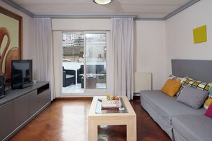 Apartamento, 2 habitaciones, vistas al mar | Caja fuerte, escritorio, cunas gratuitas y wifi gratis