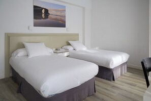 Twin Room, Terrace | In-room safe, desk, free cribs/infant beds, free WiFi - Hotel Vigo Plaza (Vigo)