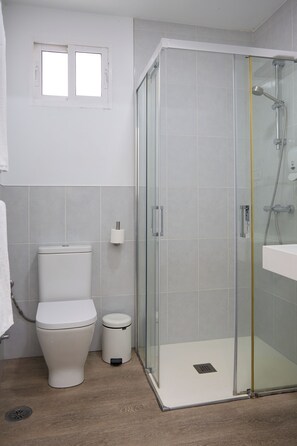 Quarto casal, terraço | Cofres nos quartos, escrivaninha, berços grátis, Wi-Fi de cortesia