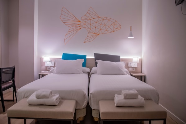 Chambre double ou avec lits jumeaux | Lit avec matelas en mousse à mémoire, minibar, coffre-fort, décor unique