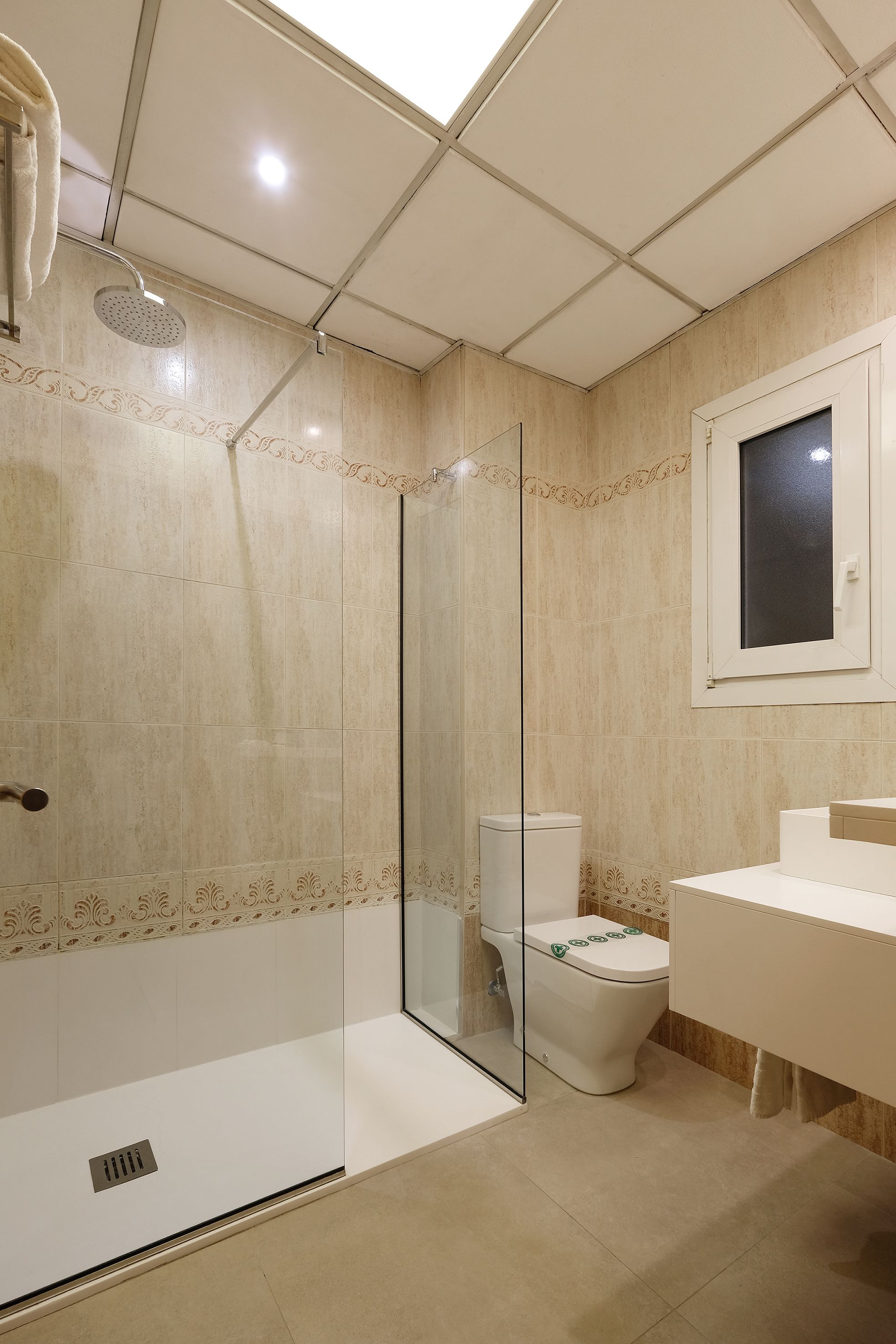 single room | bathroom | shower, free toiletries, hair dryer, towels