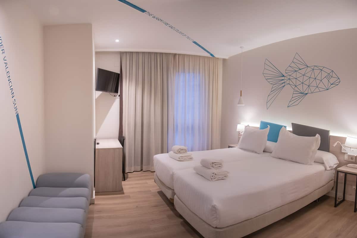 Kamer, 1 twee- of 2 eenpersoonsbedden | Bedden met traagschuimmatrassen, een minibar, een kluis op de kamer