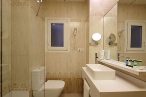 Chambre simple | Salle de bain | Douche, articles de toilette (gratuits), séchoir à cheveux