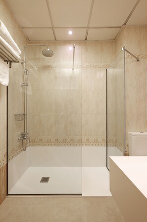 Douche, articles de toilette gratuits, sèche-cheveux