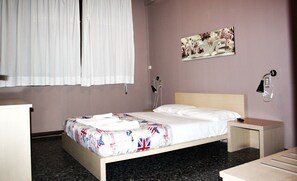 ألحفة محشوة بالريش ومكتب ومساحة عمل للكمبيوتر المحمول وواي فاي مجانًا