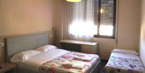 Dreibettzimmer | Daunenbettdecken, Schreibtisch, laptopgeeigneter Arbeitsplatz