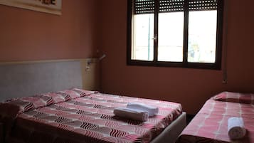 Chambre Triple | Coin séjour | Télévision