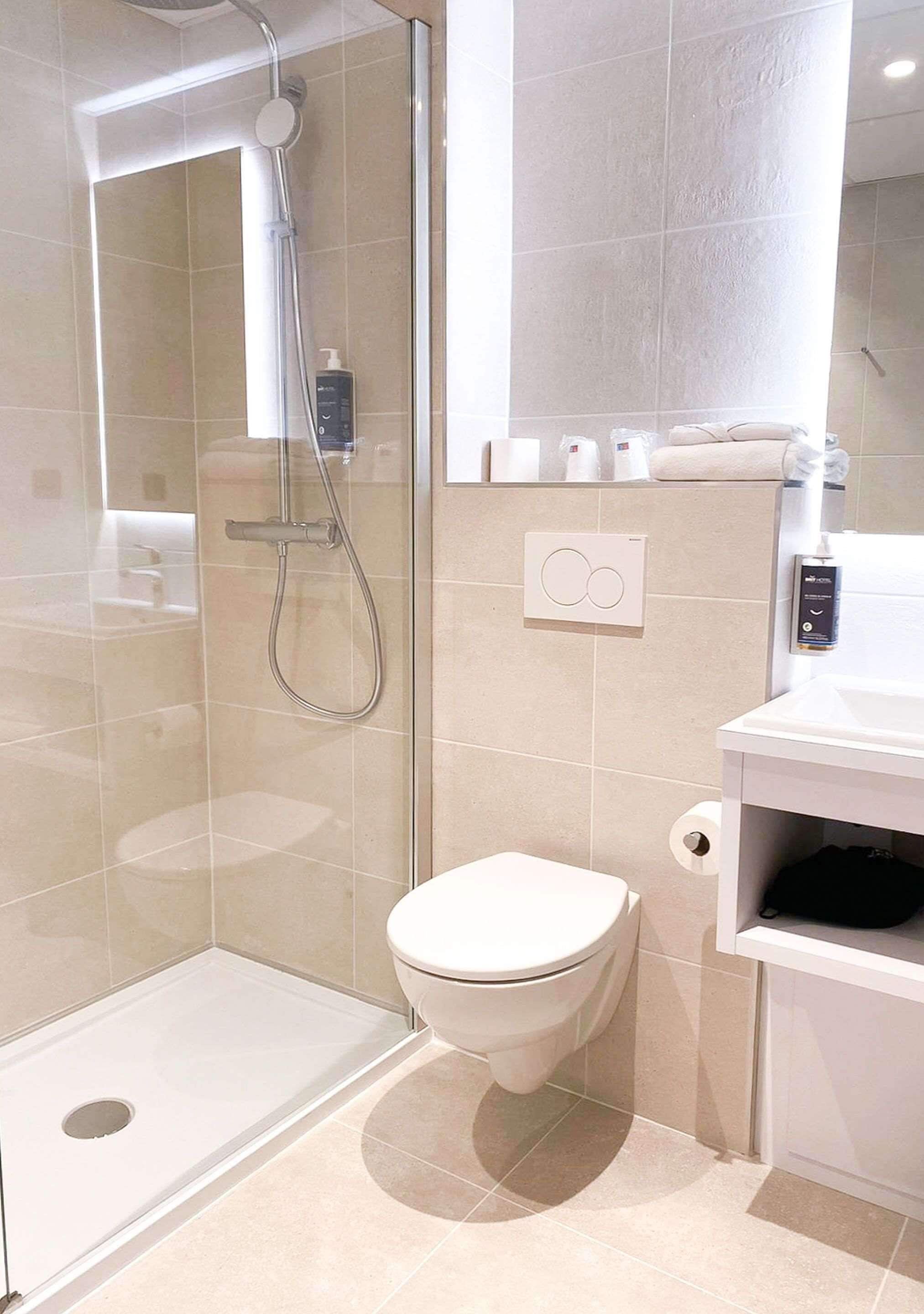 1 bedroom, premium bedding, desk, laptop workspace