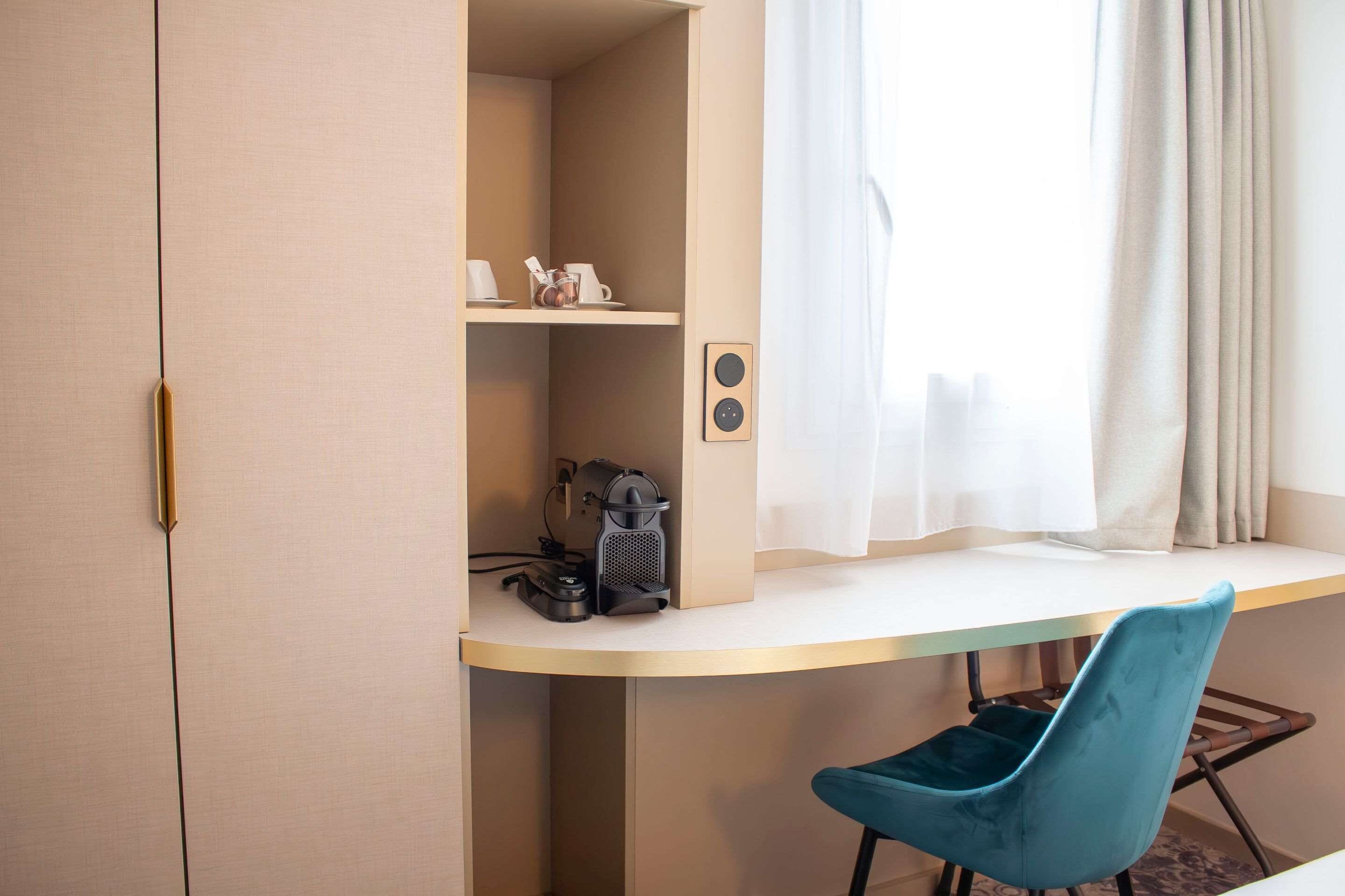 1 bedroom, premium bedding, desk, laptop workspace