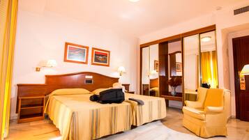 Een bureau, verduisterende gordijnen, gratis wifi, beddengoed