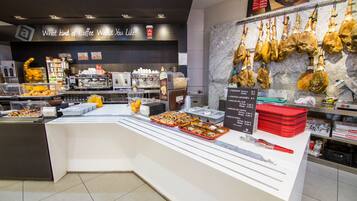 Petit déjeuner continental (6 EUR par personne)