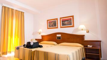 Työpöytä, pimennysverhot, ilmainen Wi-Fi, vuodevaatteet