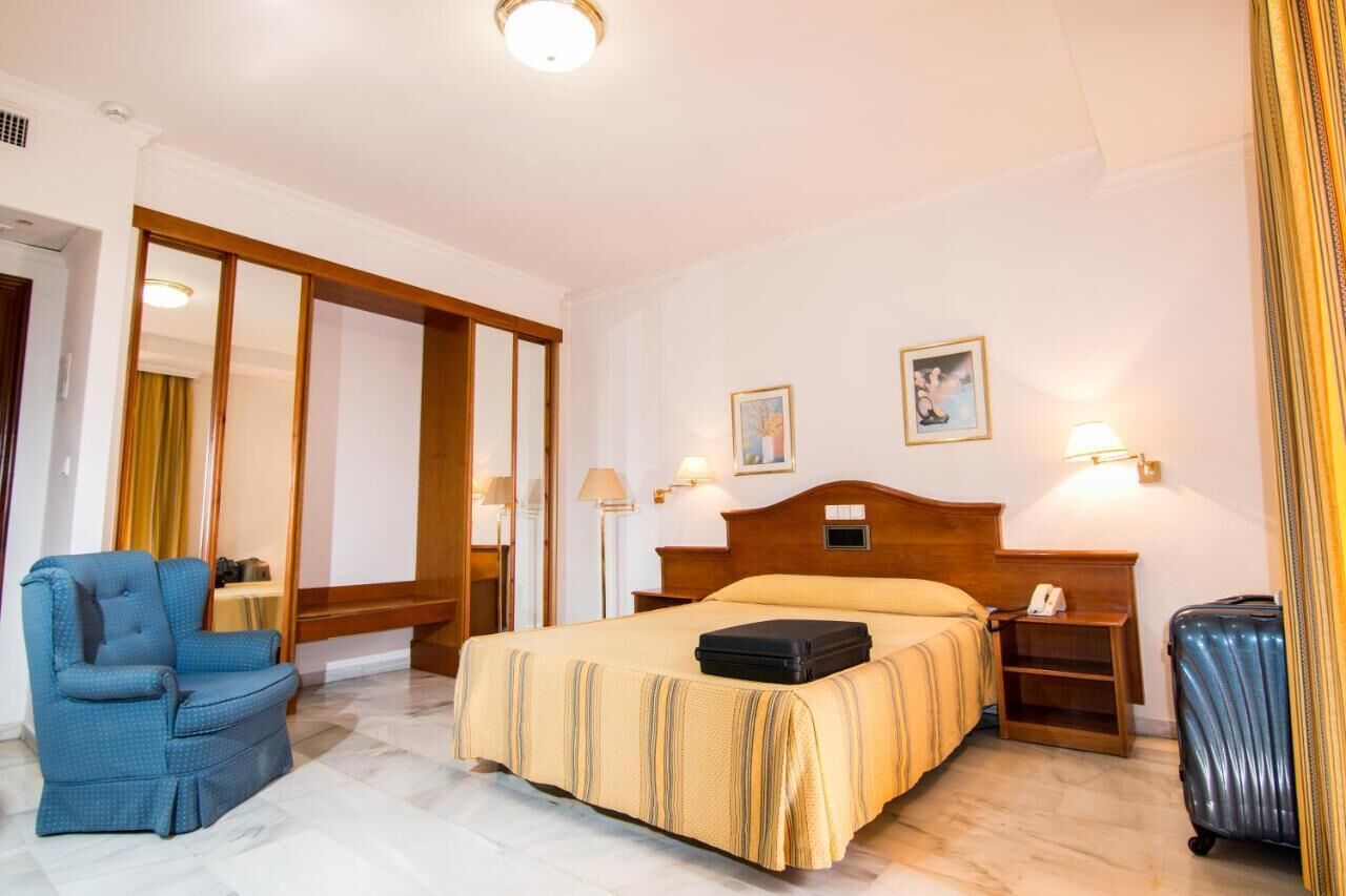 Escritorio, cortinas opacas, wifi gratis y ropa de cama