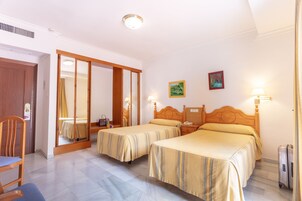 Escrivaninha, cortinas blackout, Wi-Fi de cortesia, roupa de cama