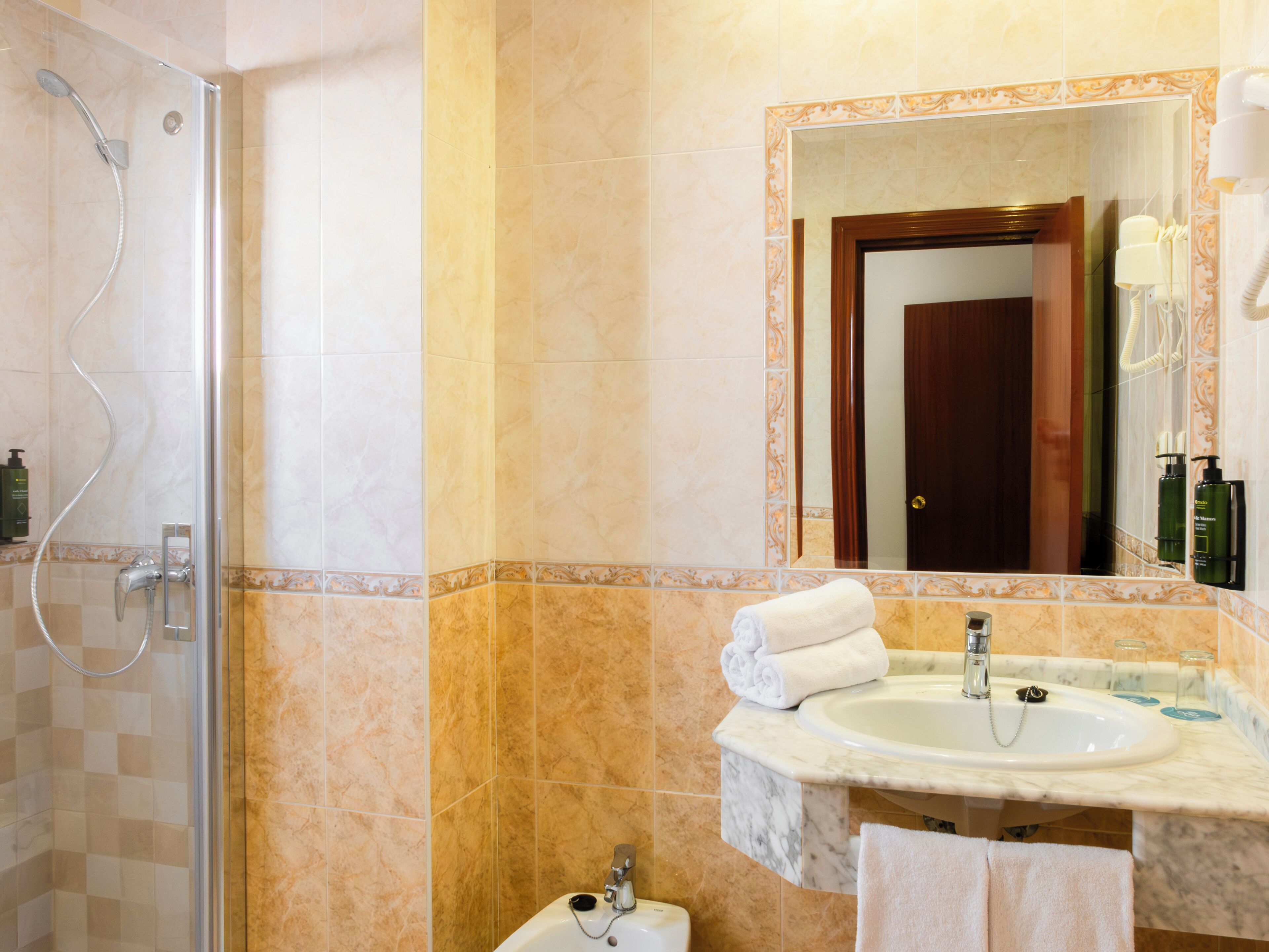 combined shower/bathtub, hair dryer, bidet, towels