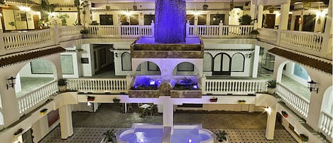 Una piscina al aire libre de temporada