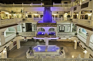 Una piscina al aire libre de temporada