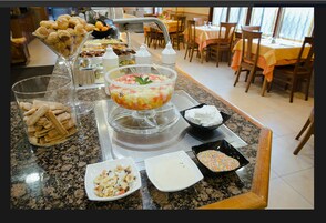 Se ofrece un desayuno bufé (13 EUR por persona)