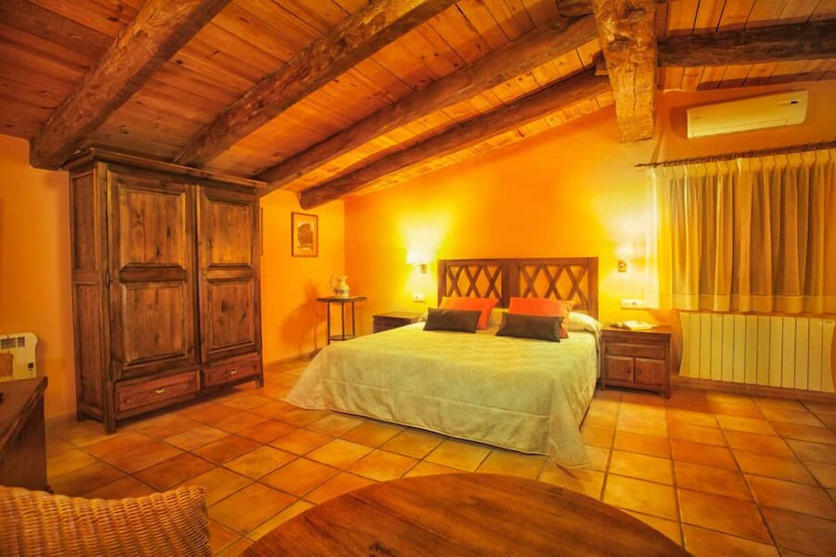 blackout curtains, free cots/infant beds, rollaway beds, free wifi