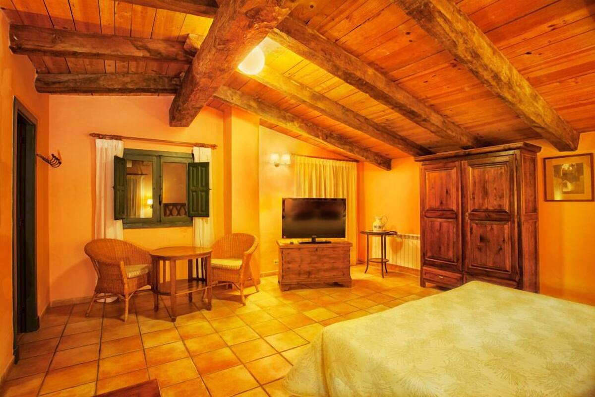 blackout curtains, free cots/infant beds, rollaway beds, free wifi