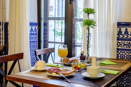 Buffet. Palacio de Santa Inés hotel