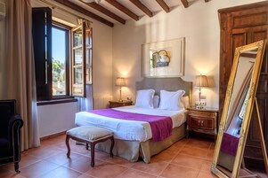 Double Room (Alhambra views) | Minibar, in-room safe, individually decorated, desk