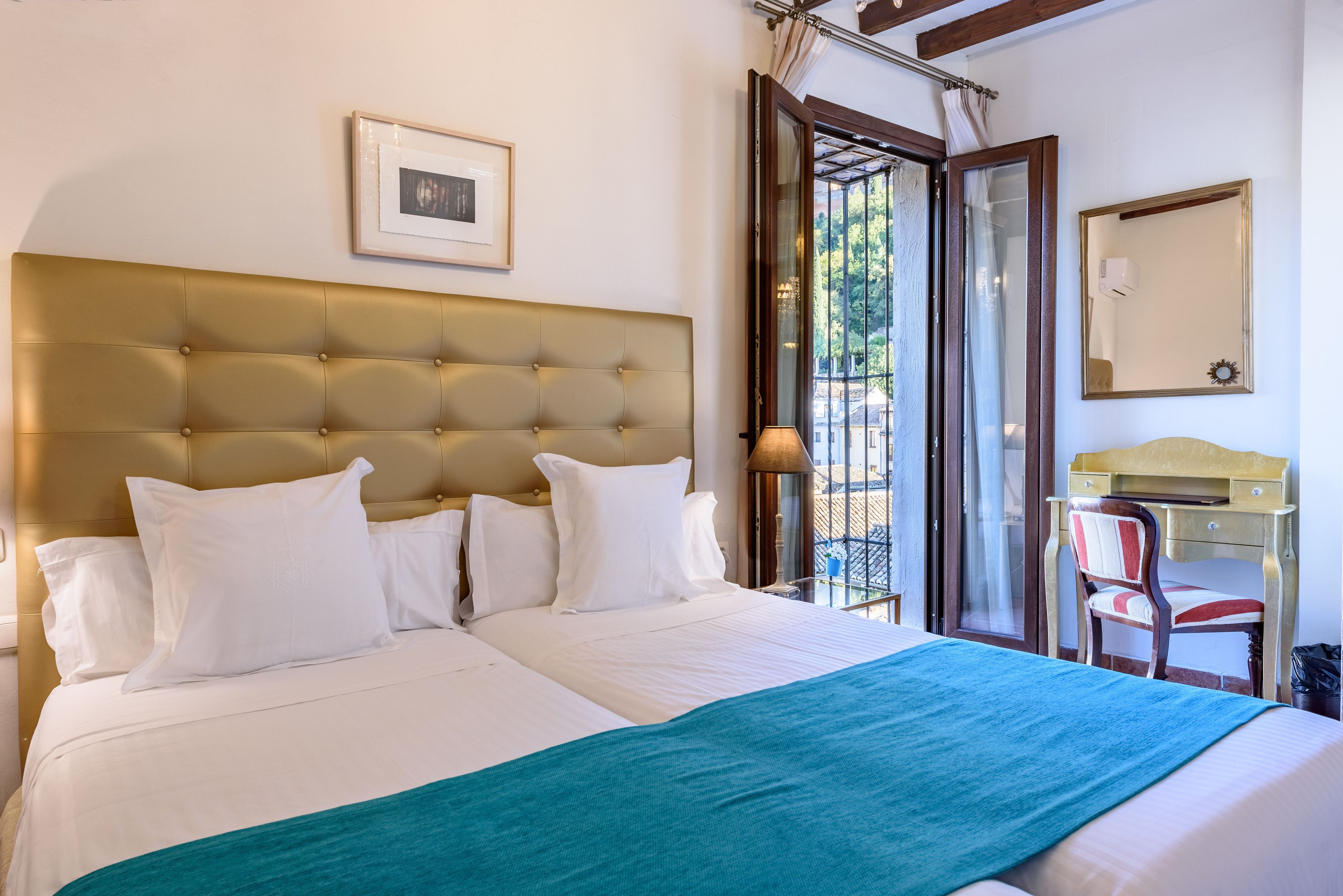 Une chambre d’hôtel avec un grand lit, un bureau et une chaise.