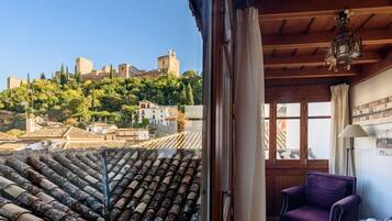 Szoba kétszemélyes ággyal (Alhambra views) | Pehelypaplan, minibár, széf a szobában és íróasztal