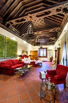 套房 | 迷你吧、客房内保险箱、特 色装修、办公桌