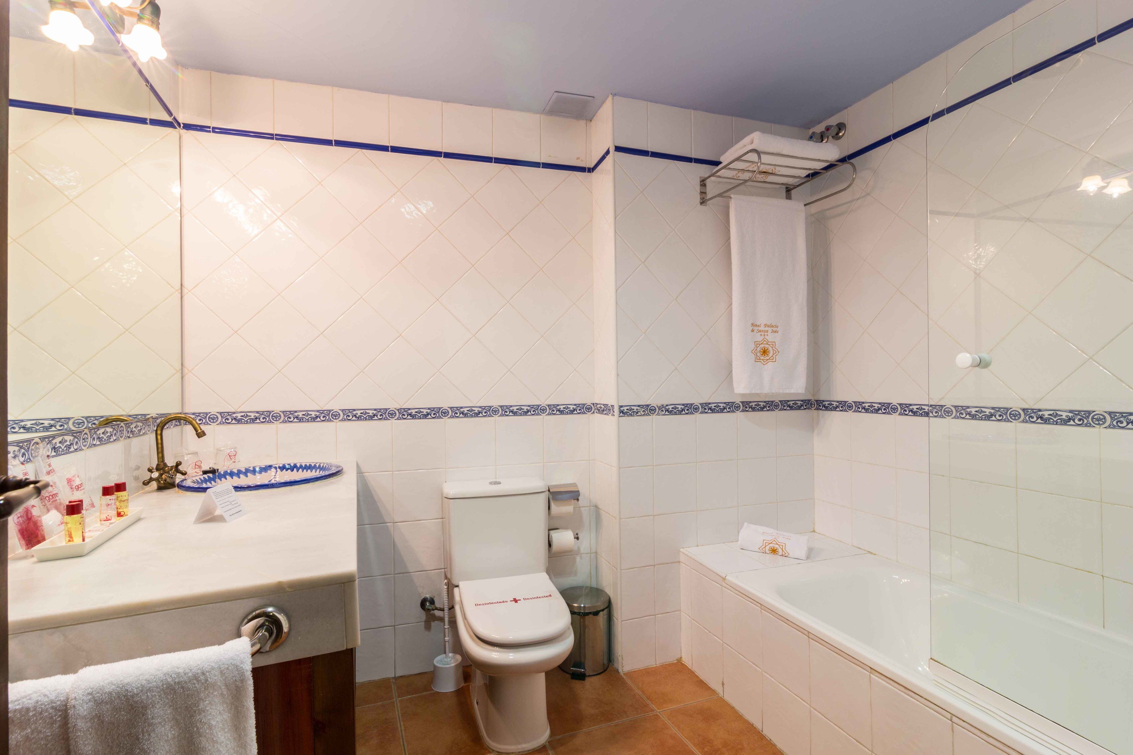 A bathroom with a toilet, sink, and bathtub.
