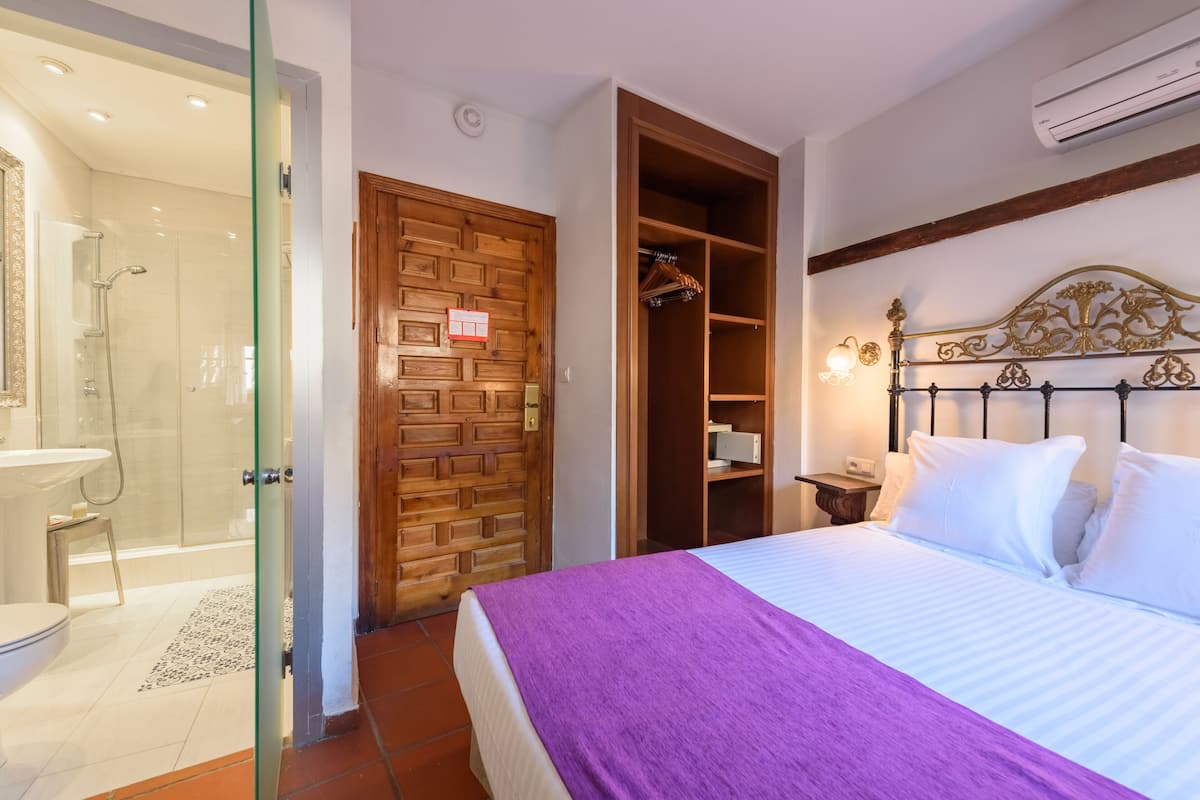 Minibar, caja de seguridad en la habitación y decoración personalizada
