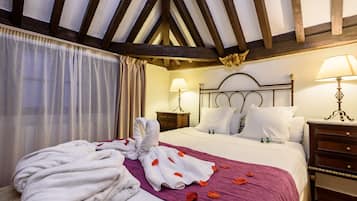 Suite | Minibar, in-room safe, individually decorated, desk