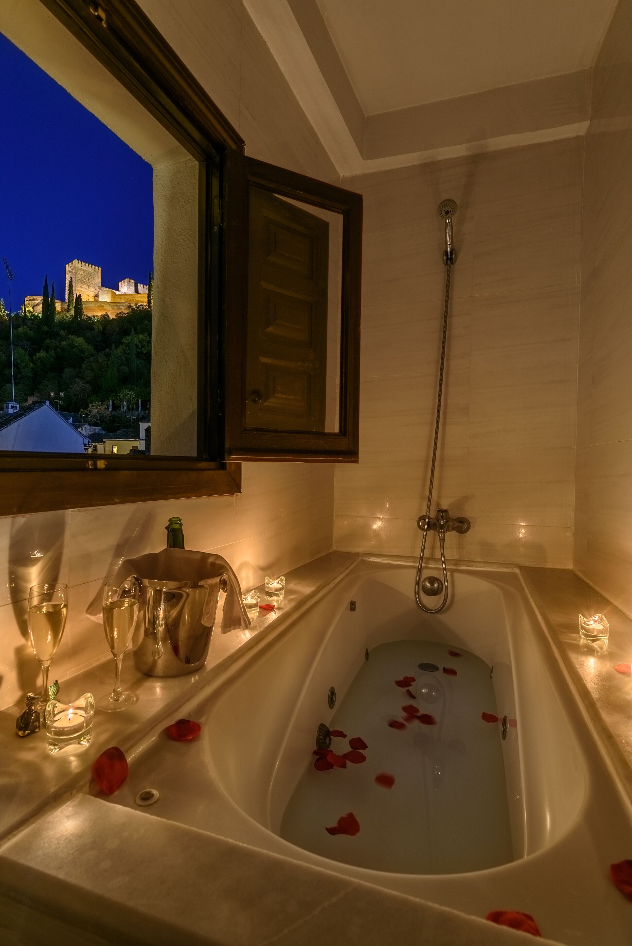 superior double room, city view (alhambra) | jetted bathtub