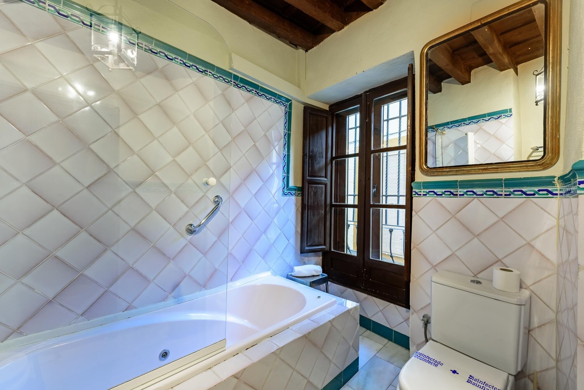 suite | bathroom | combined shower/bathtub, free toiletries, hair dryer, bidet