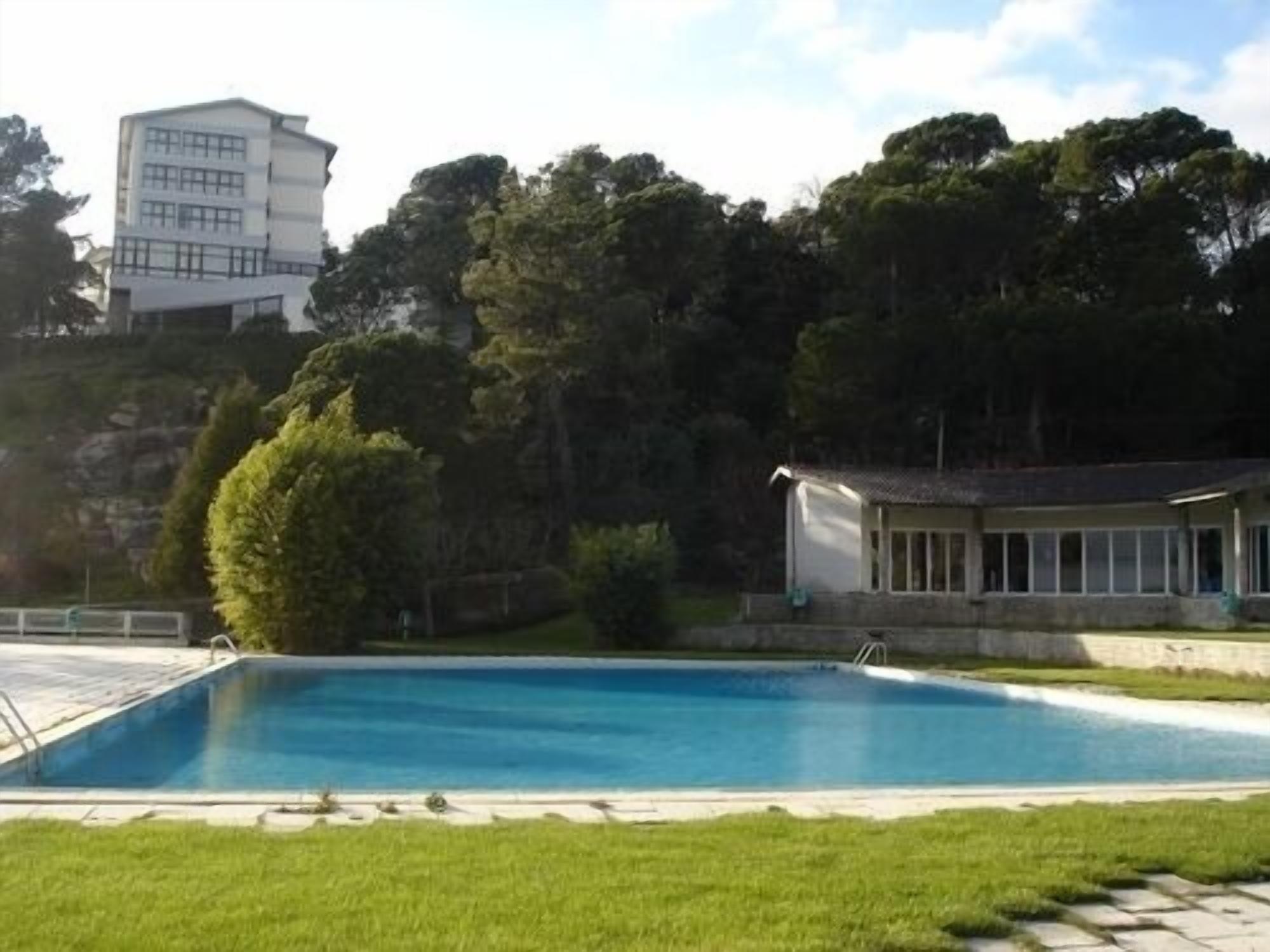 Piscina interna, piscina externa sazonal, guarda-sóis, espreguiçadeiras