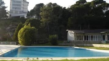 Piscina coberta, piscina a l'aire lliure de temporada i para-sols