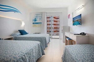 Habitación triple, terraza | Caja fuerte, escritorio, wifi gratis y ropa de cama