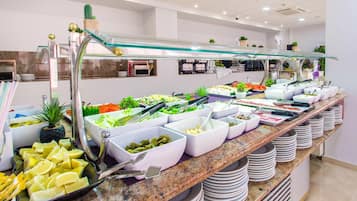 Una mesa de buffet con diferentes alimentos y utensilios.