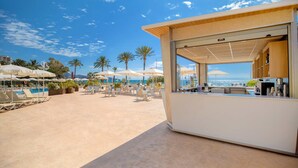 A beachside resort with lounge chairs, umbrellas, and a pool. - Hotel Servigroup Trinimar (Benicassim)