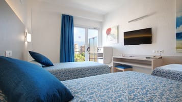 Habitación triple, terraza | Caja fuerte, escritorio, wifi gratis y ropa de cama
