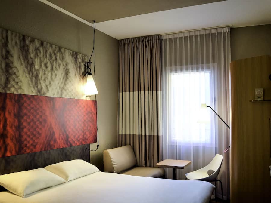 Een bureau, verduisterende gordijnen, geluiddichte muren, gratis wifi