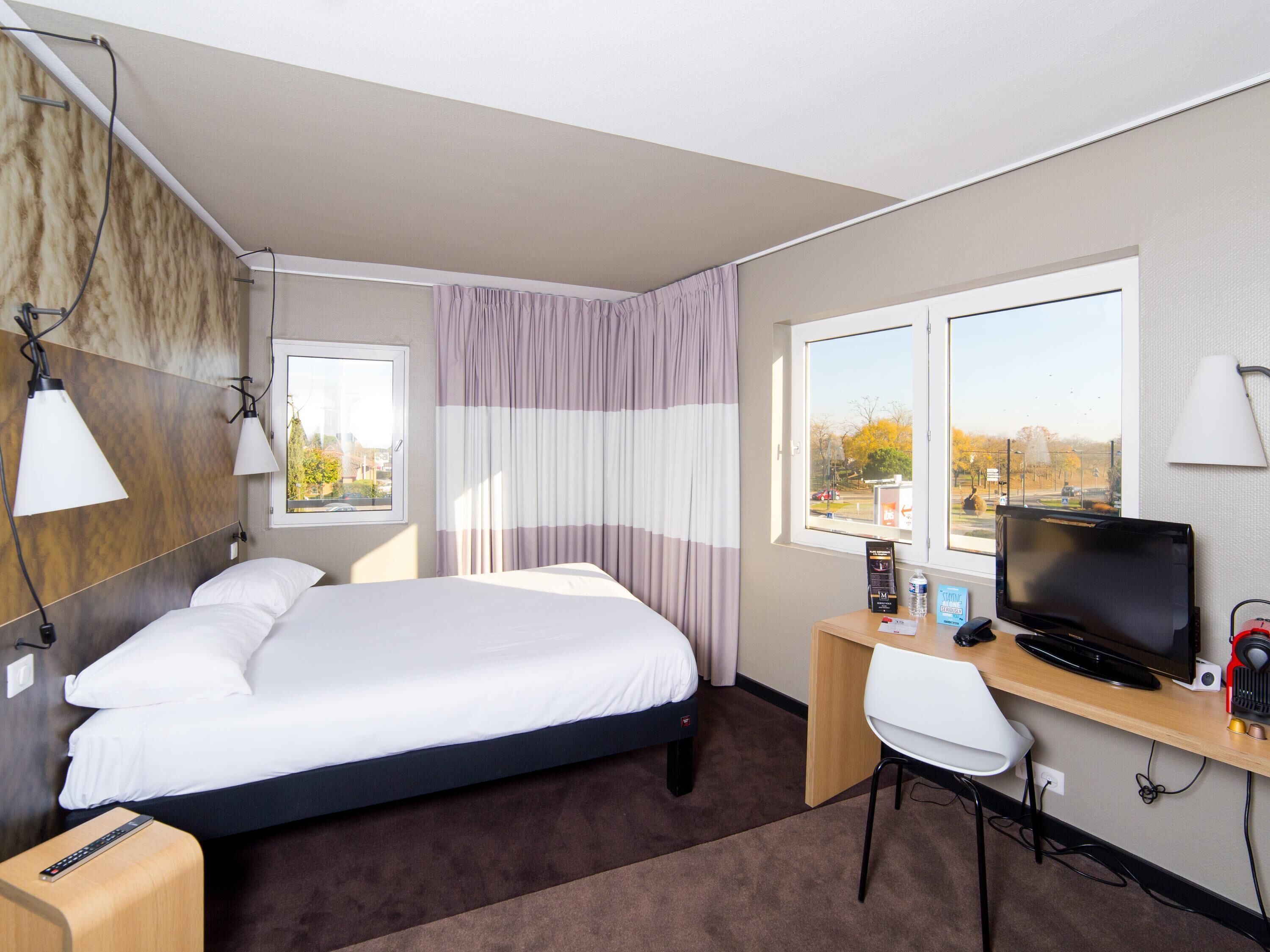 مكتب وستائر تعتيم وتجهيزات عازلة للصوت وواي فاي مجانًا